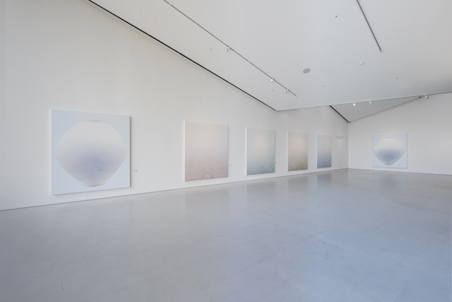 경주 오아르미술관에서 열리고 있는 최영욱 작가 개인전 '쉼표: 비우고, 머무르고, 채우는' 전시 전경. 오아르미술관 제공