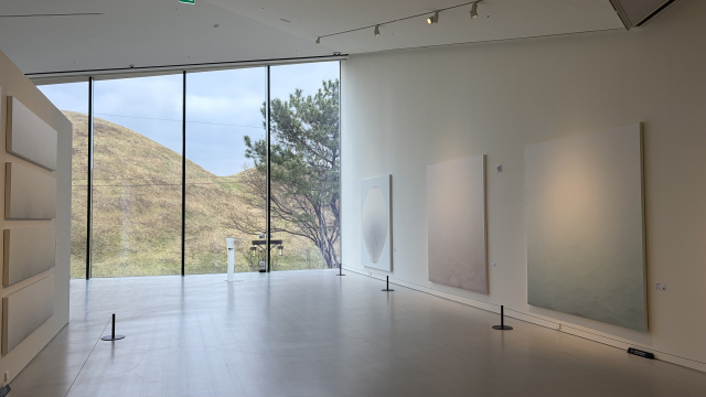 경주 오아르미술관에서 열리고 있는 최영욱 작가 개인전 '쉼표: 비우고, 머무르고, 채우는' 전시 전경. 창밖에 왕릉이 보인다. 김은영 기자 key66@