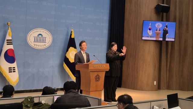 더불어민주당 전재수 부산시장 후보가 13일 국회 소통관에서 시장 후보 확정 기자회견을 열었다. 이우영 기자