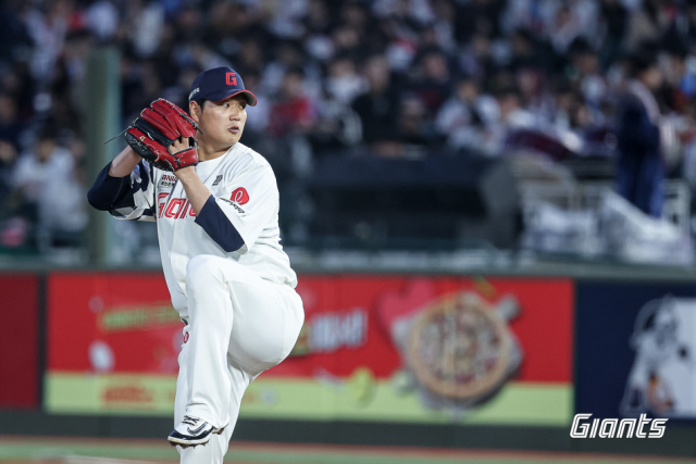 롯데가 7연승으로 1위를 달리고 있는 LG 트윈스를 14일 만난다. 최근 상승세를 타고 있는 롯데의 선발진이 시험대에 올랐다. 롯데의 4선발 나균안. 롯데 자이언츠 제공