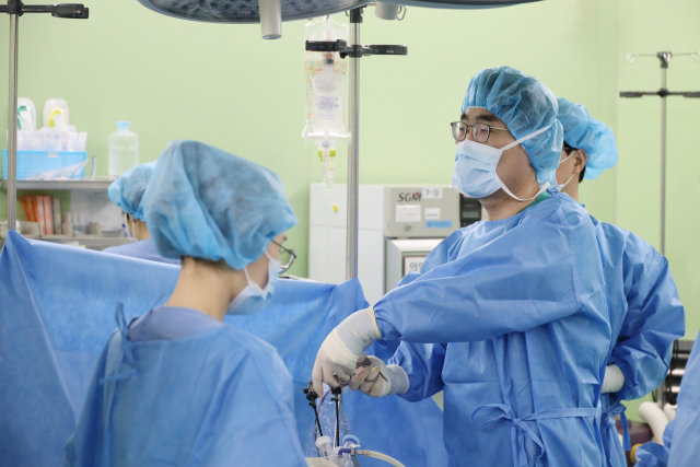 부산의료원 외과 진상화 과장이 복강경 수술을 시행하는 모습. 부산의료원 제공
