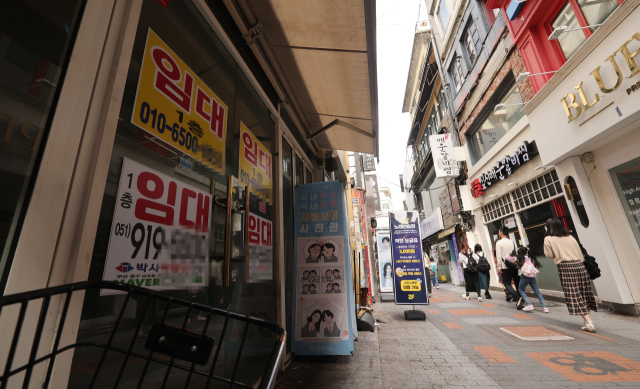 부산의 자영업자 수가 지난 2021년 37만 명에서 2025년 28만 9000명으로 급감한 것으로 나타났다. 13일 오후 부산 중구 남포동 일대 상가 곳곳에 임대 안내문이 붙어 있다. 정종회 기자 jjh@