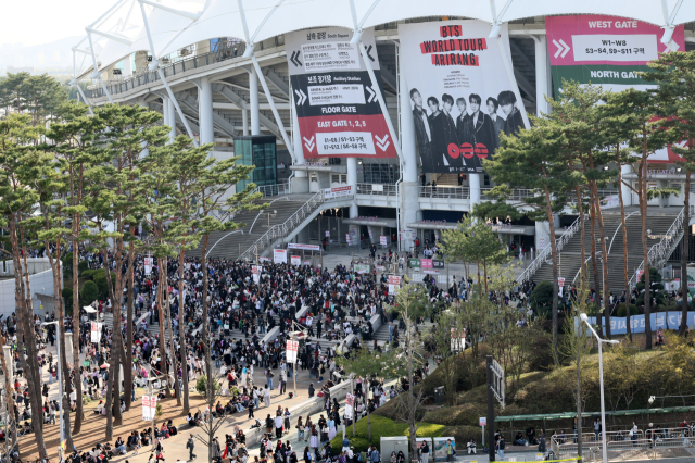 12일 그룹 방탄소년단(BTS)의 공연이 열린 경기 고양시 고양종합운동장 일대가 몰려든 팬들로 북적이고 있다. 연합뉴스