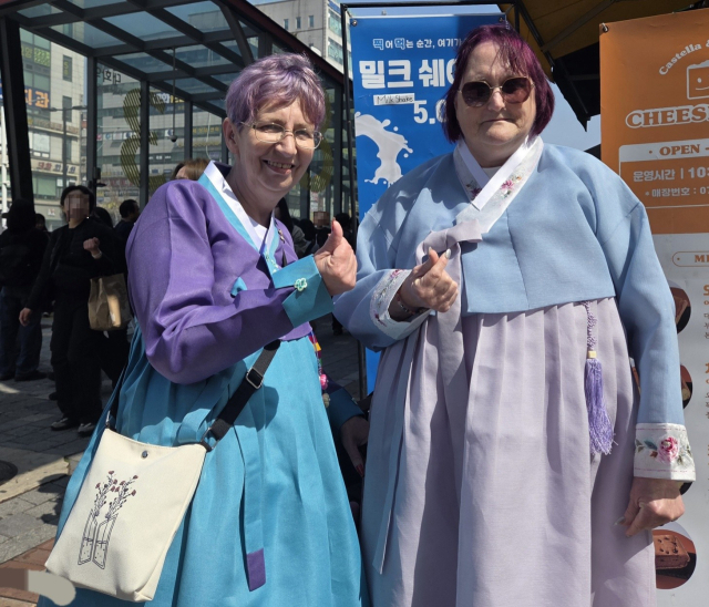 11일 오후 그룹 방탄소년단(BTS)의 공연이 열리는 고양종합운동장 인근에서 '아미'(팬덤명) 들이 포즈를 취하고 있다. 연합뉴스