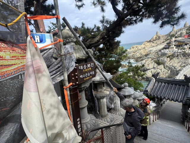 13일 부산 기장군 해동용궁사에서 철봉이 떨어져 관광객 2명이 다쳤다. 부산소방재난본부 제공