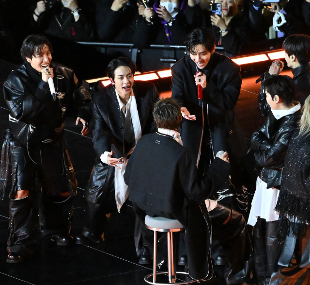 지난달 21일 서울 광화문 광장에서 열린 ‘BTS 컴백 라이브: 아리랑’ 공연. 연합뉴스