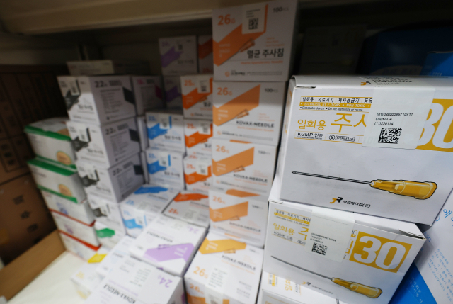 중동 전쟁의 여파로 나프타 공급이 제한되며 수액 등 의료제품의 필름 포장재 가격이 오르자 정부가 대응에 나섰다. 식약처는 수액제 포장재, 주사기, 주사침 등 6개 품목의 생산·공급 상황을 집중적으로 관리할 계획이다. 7일 서울의 한 의료기기 판매점에 의료용 주사침이 진열돼 있다. 연합뉴스