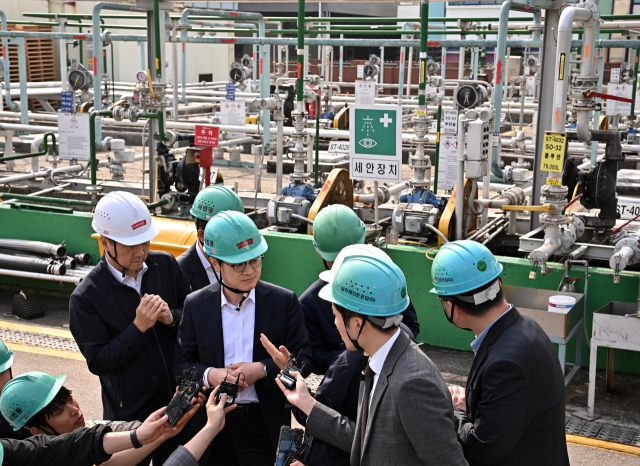 김정관 산업통상부 장관이 13일 경기도 안산에 위치한 조선, 자동차, 주택용 페인트 생산기업인 SP 삼화를 방문, 관계자의 애로사항을 청취하고 있다. 공동취재단 제공