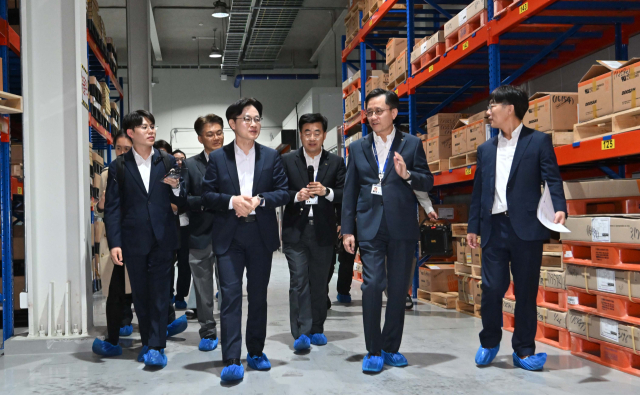 김정관 산업통상부 장관이 13일 경기도 안산에 위치한 반도체 패키징 소재(PCB기판) 생산 기업인 대덕전자를 방문, 현장을 둘러보고 있다. 김 장관은 이날 핵심 산업과 의료용품, 생필품 등 중동 전쟁으로 수급 우려가 있는 품목 생산 현장을 방문해 애로사항을 청취하고 정부 추진 현황을 공유했다. 공동취재단 제공