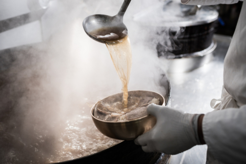 돼지국밥을 좋아하는 사람들은 토렴이 최적의 조리법이라고 말한다. 양산국밥 제공