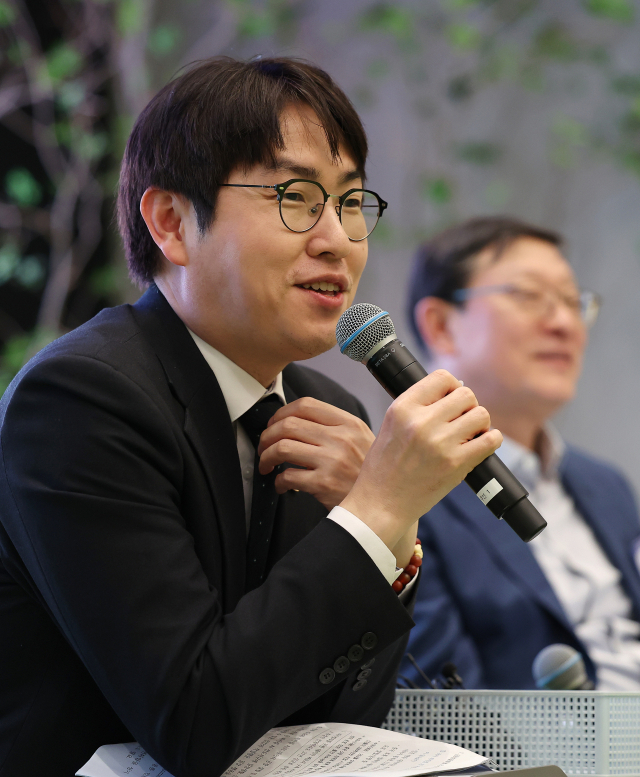 하정우 청와대 AI미래기획수석이 4월 10일 서울 강남구 역삼동 GS타워에서 열린 AI혁신위원회 3차회의에 참석해 발언하고 있다. 연합뉴스