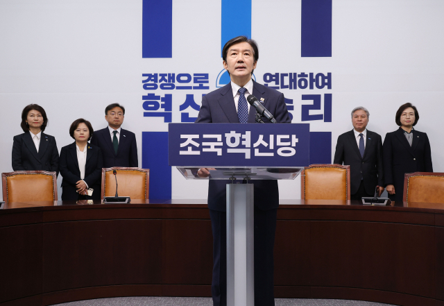 조국혁신당 조국 대표가 14일 국회에서 오는 6월 3일 치러질 재보선에 경기 평택을에 출마를 발표하고 있다. 연합뉴스