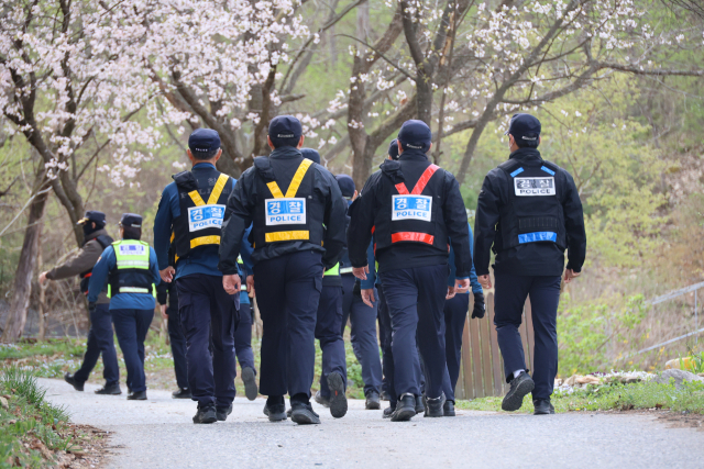지난 8일 대전 오월드에서 탈출한 늑대, 늑구 수색이 1주일째 이어지는 14일 오전 경찰이 늑구가 발견된 대전 중구 무수동 야산으로 들어가고 있다. 연합뉴스