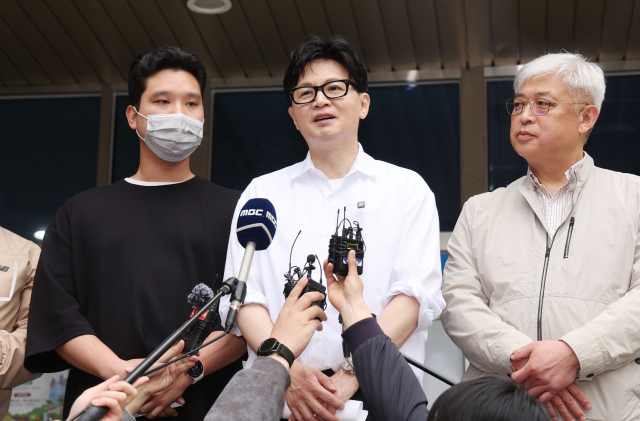 부산 북갑 보궐선거에 출마가 유력시되는 한동훈 전 국민의힘 대표가 14일 오후 부산 북구 만덕2동 행정복지센터에서 전입신고를 한 뒤 소감을 말하고 있다. 정종회 기자 jjh@