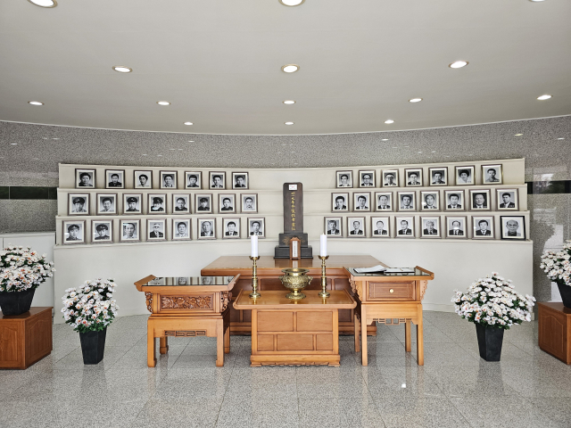 부산시설공단은 중앙공원 내 4·19혁명 영령봉안소에 봉안된 희생자 영정사진 33위를 AI로 복원해 새롭게 설치했다고 14일 밝혔다. 부산시설공단 제공.