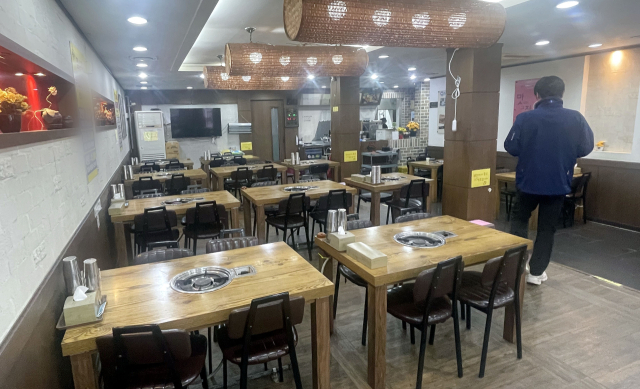지난 2월 해수부 구내식당이 문 연 후 점심 시간에 빈자리가 늘어난 수정동의 한 식당. 정종회 기자 jjh@