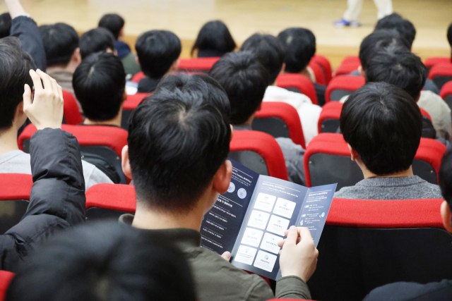 SK하이닉스 채용설명회가 열린 지난달 9일 충북대학교 개신문화관에서 한 학생이 채용 설명자료를 보고 있다. 연합뉴스
