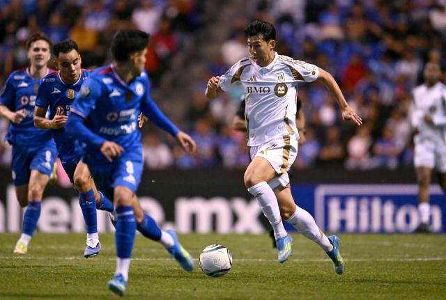 크루스 아술과의 챔피언스컵 8강 경기에서 드리블을 하고 있는 손흥민. AFP 연합뉴스