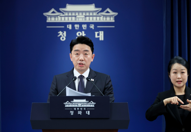 강훈식 대통령 비서실장이 15일 청와대 춘추관에서 전략경제협력 대통령특사 활동 결과 관련 브리핑을 하고 있다. 연합뉴스