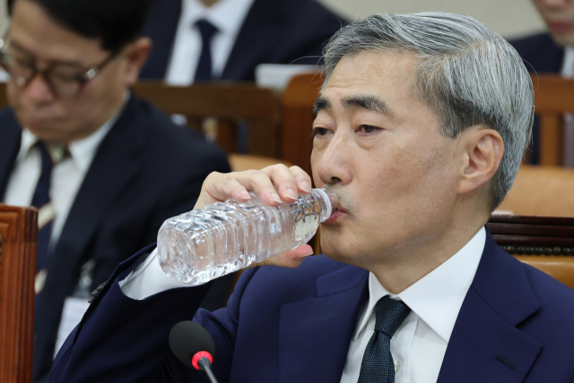 신현송 한국은행 총재 후보자가 15일 국회 재정경제기획위원회에서 열린 인사청문회에서 물을 마시고 있다. 연합뉴스