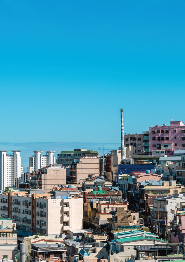 서울 갤러리로얄에서 전시 중인 부산 산복도로 목욕탕 굴뚝 사진. 매끈연구소 제공