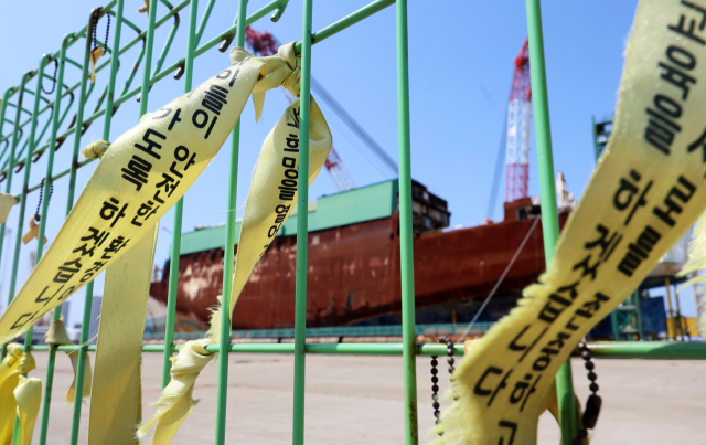 세월호 참사 12주기를 하루 앞둔 15일 전남 목포신항에 추모 리본이 바람에 나부끼고 있다.연합뉴스