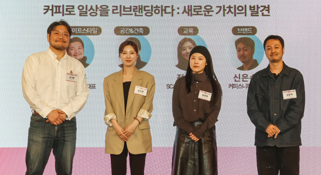 15일 부산 해운대구 웨스틴조선에서 열린 ‘커넥트 커피 부산 2026’에서 ‘세션2: 커피로 일상을 리브랜딩하다’ 패널이 기념촬영을 하고 있다. 김종진 기자 kjj1761@