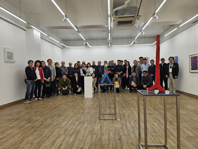 15일 오후 5시 아트센터 1968 개관 기념전 2부 전시 개막식에 모인 작가들, A.A예술기지 제공