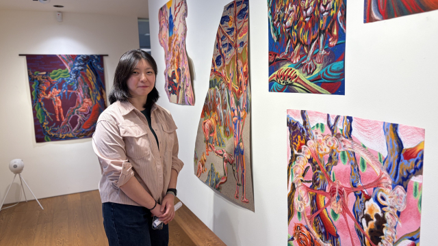 스페이스 토핑 전시장에서 포즈를 취한 배규무 작가. 김은영 기자 key66@