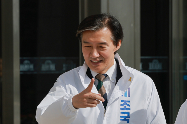 조국혁신당 조국 대표가 16일 국회 본청 앞 정치개혁 촉구 천막농성장에서 열린 최고위원회의에 참석하고 있다. 연합뉴스