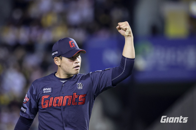 지난 15일 LG전에서 롯데 김진욱이 6회말 LG 문보경을 삼진으로 잡고 이닝을 끝내며 환호하고 있다. 롯데 자이언츠 제공