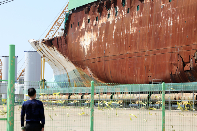 세월호 참사 12주기인 16일 전남 목포신항에서 한 추모객이 세월호 선체를 바라보고 있다. 연합뉴스