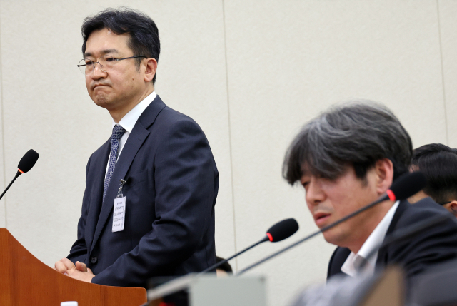 대장동 수사를 주도했던 정일권 검사가 16일 국회 '윤석열 정권 정치검찰 조작기소 의혹 사건 진상규명' 국정조사특별위원회에서 열린 대장동·위례 개발비리 및 김용 전 민주연구원 부원장 관련 의혹 사건에 대한 청문회에서 증언대에 서서 남욱 변호사의 의원 질의와 답변을 듣고 있다. 연합뉴스