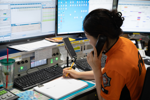 남해고속도로서 화물차가 트레일러 들이받아…1명 숨져