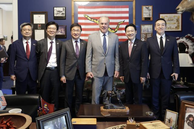 국민의힘 장동혁 대표가 이날 워싱턴DC에서 라이언 징크 미 하원의원과 기념 촬영하는 모습. 국민의힘 제공