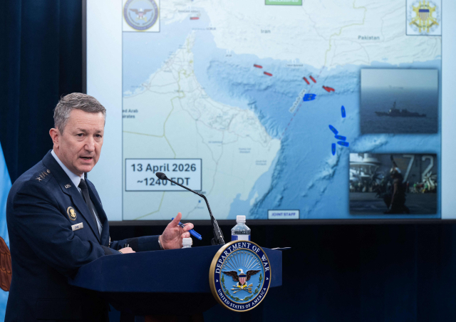 댄 케인 미국 합참의장이 16일(현지시간) 워싱턴 DC 국방부에서 열린 언론 브리핑에서 연설하고 있다. 미국의 호르무즈 해협 봉쇄 나흘째인 이날 피트 헤그세스 미 국방장관은 “호르무즈 해협의 이란 항구에 입항하거나 나가는 모든 선박을 막을 것”이라고 말했다. AFP 연합뉴스