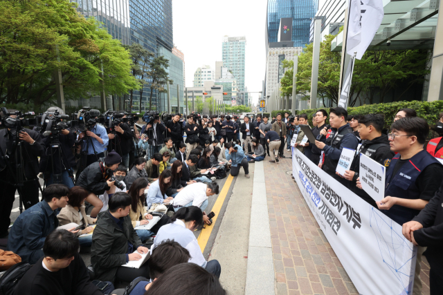 17일 서울 삼성전자 서초사옥 앞에서 삼성그룹 초기업노동조합 조합원들이 과반노조 공식 선언 기자회견을 하고 있다. 연합뉴스