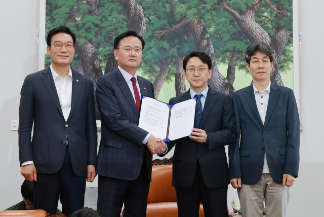 더불어민주당 천준호 원내운영수석부대표(오른쪽 두번째)와 국민의힘 유상범 원내운영수석부대표(왼쪽 두번째)가 17일 국회에서 6·3 지방선거와 관련해 합의를 마친 뒤 기념 촬영하고 있다. 왼쪽은 국회 정치개혁특별위원회 야당 간사인 국민의힘 서일준 의원, 오른쪽은 정개특위 여당 간사인 민주당 윤건영 의원. 연합뉴스