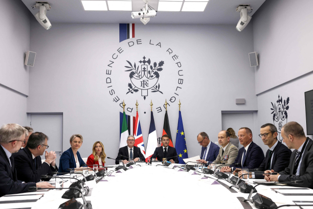 17일 파리 엘리제궁에서 열린 '호르무즈 해협 해상 항행의 자유 이니셔티브' 국제 정상 회의에 조르지아 멜로니 이탈리아 총리(왼쪽에서 네 번째), 키어 스타머 영국 총리(왼쪽에서 다섯 번째), 에마뉘엘 마크롱 프랑스 대통령(오른쪽에서 여섯 번째), 독일 총리 프리드리히 메르츠(오른쪽에서 다섯 번째)가 참석했다. AFP연합뉴스