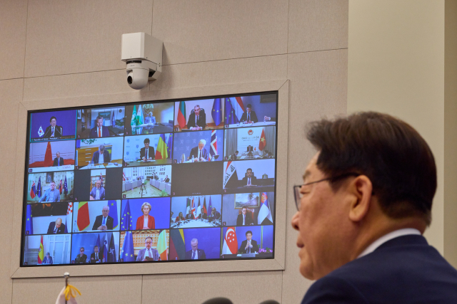 이재명 대통령이 17일 청와대에서 프랑스·영국이 주도하는 호르무즈 해협 자유항행에 관한 화상 정상회의를 하고 있다. 이번 회의에는 한국, 프랑스, 영국, 독일, 이탈리아, 캐나다, 호주, 이라크, 싱가포르 등 50여 개국 정상·대표들이 호르무즈 해협 항행의 자유를 위한 국제적 노력, 선원 안전 및 선박 보호, 전쟁 종식 후 항행 안전보장을 위한 실질적 방안 등에 대해 의견을 교환했다. 연합뉴스