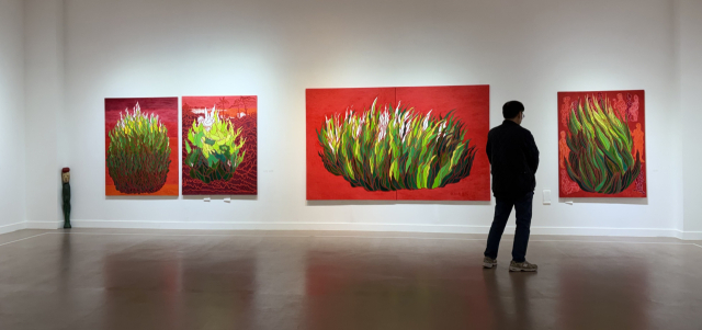 지난 3일부터 내달 2일까지 부산 강서구 레오앤갤러리에서 열리는 정철교 초대전 ‘녹색 불꽃’ 전시 전경. 김은영 기자 key66@