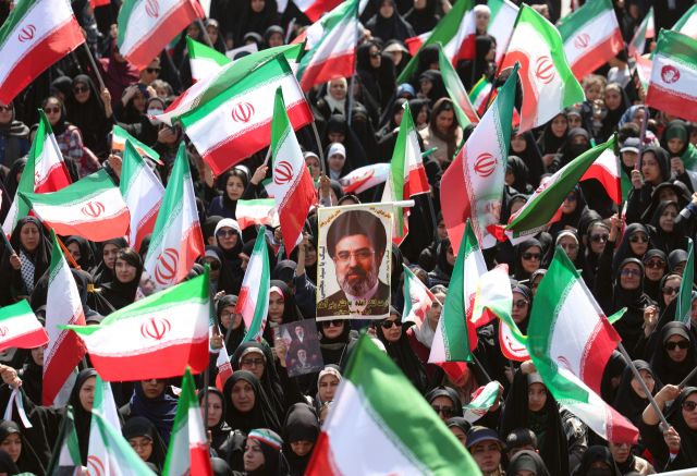 17일 이란 테헤한에서 열린 반미·반이스라엘 집회에 참석자가 아야톨라 세예드 모즈타바 하메네이 이란 최고지도자 사진을 든 모습. EPA연합뉴스