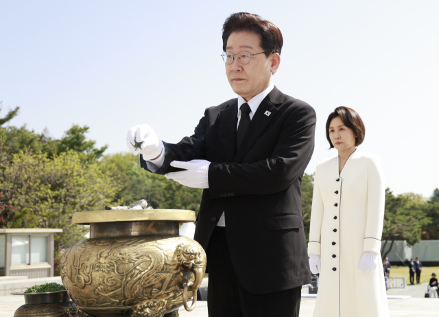 이재명 대통령이 19일 서울 강북구 국립 4·19민주묘지에서 열린 4·19혁명 기념식에서 분향하고 있다. 연합뉴스