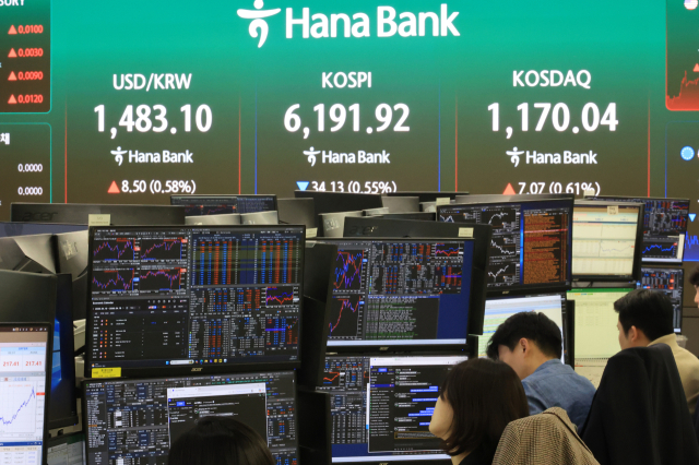 지난 17일 서울 중구 하나은행 본점 딜링룸에 코스피 등을 비롯한 지수가 표시되고 있다. 연합뉴스