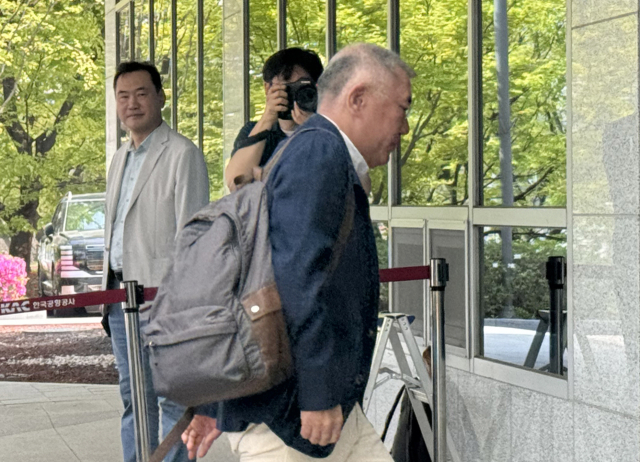 정의선 현대차그룹 회장이 인도·베트남 경제사절단 동행을 위해 19일 서울 강서구 서울김포비즈니스항공센터(SGBAC)를 통해 출국하고 있다. 연합뉴스