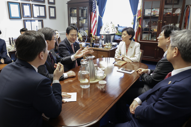 미국을 방문 중인 국민의힘 장동혁 대표가 14일(현지시간) 워싱턴DC 동아태 소위원장인 한국계 영 김 하원의원 집무실에서 김 하원의원과 면담하고 있다. 연합뉴스