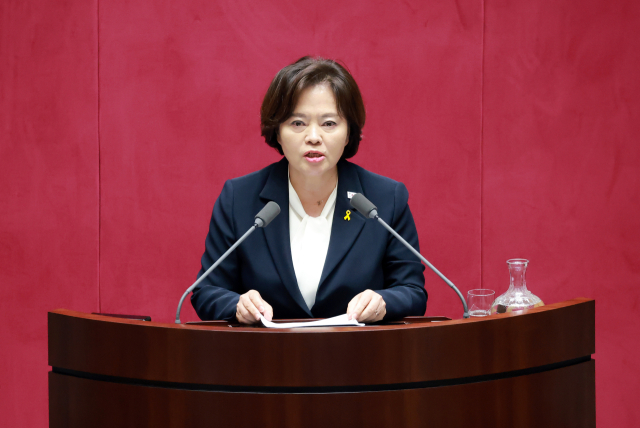 18일 조국혁신당 정춘생 의원이 공직선거법 일부개정법률안 등에 반대 토론하고 있다. 연합뉴스