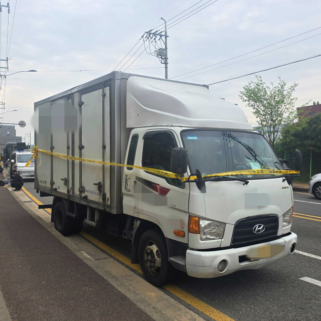 20일 오전 10시 32분 진주시 정촌면 예하리 한 물류센터 앞 화물연대 집회 현장에서 2.5t 화물차와 조합원이 충돌해 3명의 사상자가 발생했다. 사고 차량 모습. 김현우 기자
