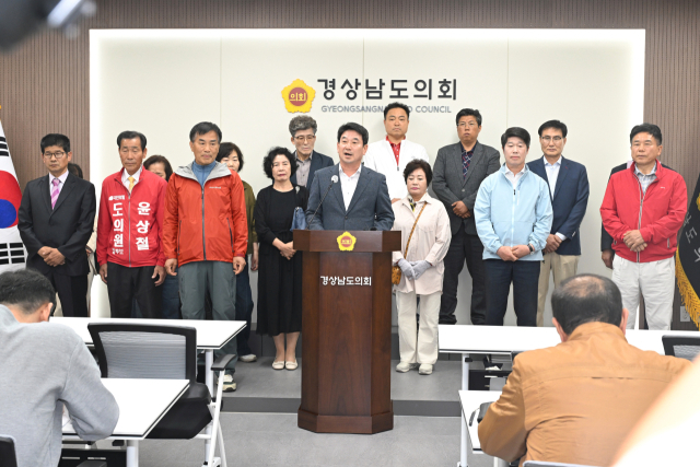 20일 일부 국민의힘 함안군수 예비후보가 경남도의회에서 기자회견을 열고 공천 경선 과정에 의문을 제기하고 있다. 최환석 기자