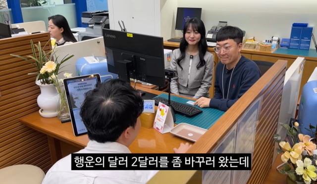 금융지주사들이 톱스타를 앞세운 TV 광고에 집중하던 방식에서 벗어나 유튜브를 기반으로 한 크리에이터와의 협업을 활발히 진행 중이다. 사진은 ‘충주맨’ 김선태가 우리금융지주와 협업한 홍보 영상. 유튜브 영상 캡처